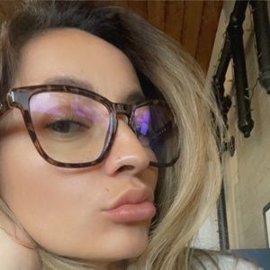 Meet your Posher, Niria